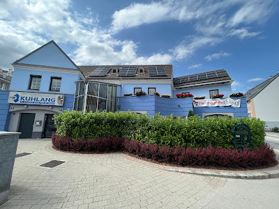 Photovoltaik-Module auf dem Dach eines Betriebsgebäudes