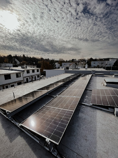 Photovoltaik-Anlage mit aufgeständerten Modulen auf einem Flachdach